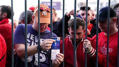 بعد 3 سنوات.. وزير الداخلية الفرنسي السابق يعتذر لجماهير ليفربول عن أحداث نهائي الأبطال