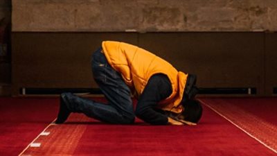  ما حكم صلاة المأموم منفردًا خلف الإمام أو خلف الصف؟ 