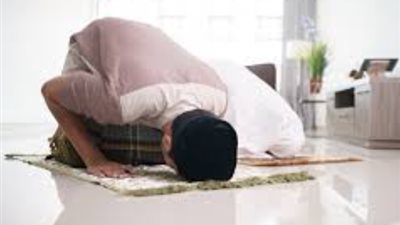  حكم صلاة الرجل بزوجته في البيت.. هل يحقق ذلك لهما ثواب صلاة الجماعة؟