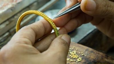 هل الذهب الكسر عليه مصنعية؟.. عيار 21 في مصر بكام؟