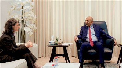  نائب رئيس مجلس القيادة الرئاسي باليمن يناقش مع سفيرة فرنسا مستجدات الوضع الإنساني ببلاده (صور)