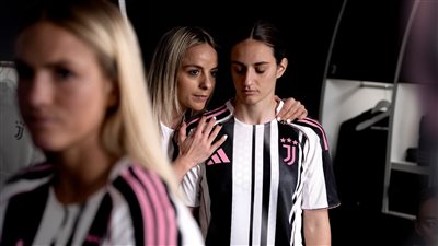 بلمسات عصرية.. يوفنتوس يكشف عن قميصه الأساسي الجديد (صور)