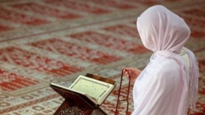 حكم صلاة المرأة في منزلها إذا كانت تصلي خلف الإمام في المسجد المجاور