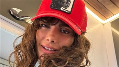 ببنطال جينز كلاسيكي وقميص باللون البني.. صبا مبارك تستعرض جمالها بلوك جديد (صور)