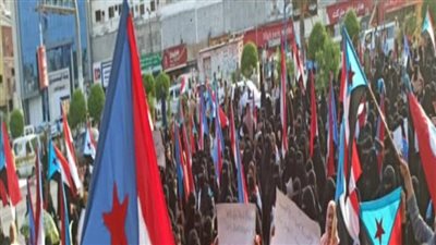 وقفة احتجاجية نسوية حاشدة شاركت فيها آلاف نساء الجنوب من مختلف مديريات العاصمة عدن (صور)