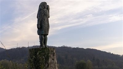 اختفاء تمثال ميلانيا ترمب بمسقط رأسها 