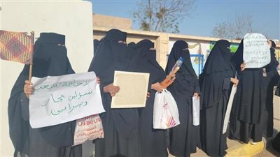 نساء الجنوب يطالبن بحقوقهن.. وقفة احتجاجية في لحج بسبب تردي الأوضاع