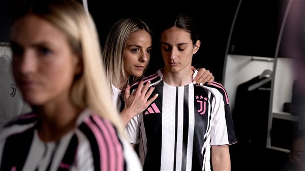 بلمسات عصرية.. يوفنتوس يكشف عن قميصه الأساسي الجديد (صور) بلمسات عصرية.. يوفنتوس يكشف عن قميصه الأساسي الجديد (صور)