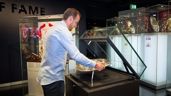 هاري كين يُخلد أولى بطولاته في متحف بايرن ميونخ (صور)