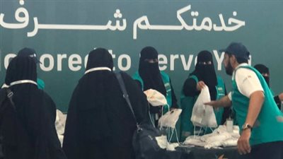 شاهد.. استقبال حافل وهدايا لحجاج 