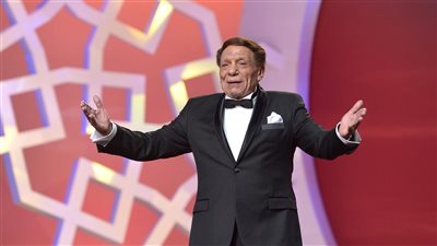 بعد الاحتفال بعيد ميلاده.. كم عمر الزعيم عادل إمام؟