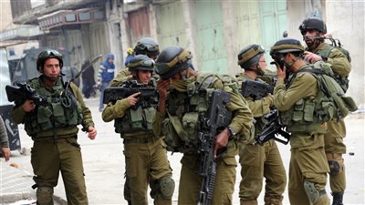 بأوامر القادة.. جنود الاحتلال يعترفون باستخدام الفلسطينيين كدروع بشرية في غزة والضفة