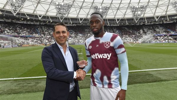 وان بيساكا يحصد جائزة لاعب الموسم في وست هام