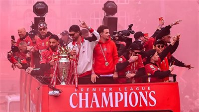 شاهد.. احتفالات ليفربول تملأ شوارع المدينة بحافلة مكشوفة (صور)