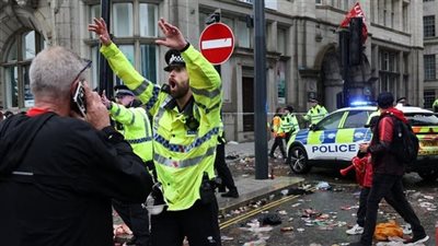 رابطة الدوري الإنجليزي تدين حادث دهس جماهير ليفربول خلال احتفالات البريمرليج