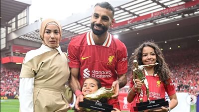 شاهد.. محمد صلاح يحتفل مع عائلته بجائزتي الهداف وأفضل صانع ألعاب (صور)