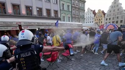 اشتباكات بين مشجعي تشيلسي وريال بيتيس قبل نهائي دوري المؤتمر الأوروبي