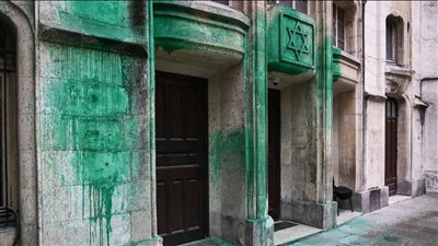 تلطيخ عدد من المنشآت اليهودية في باريس بطلاء أخضر.. ووزير الداخلية يعلق