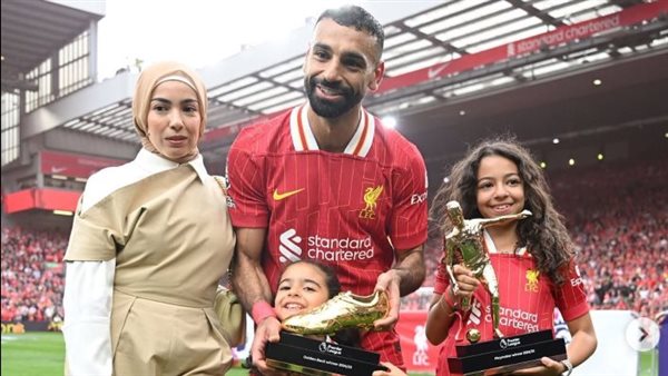 شاهد.. محمد صلاح يحتفل مع عائلته بجائزتي الهداف وأفضل صانع ألعاب (صور)