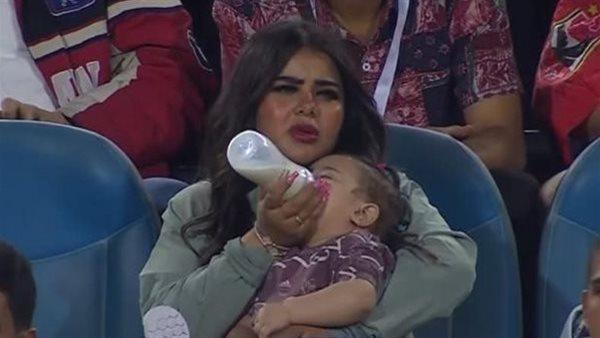 بسبب زوجته وابنته| إمام عاشور يعتدي على فرد أمن في ستاد القاهرة.. وعقوبة كبيرة تنتظره بسبب زوجته وابنته| إمام عاشور يعتدي على فرد أمن في ستاد القاهرة.. وعقوبة كبيرة تنتظره