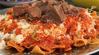 طريقة عمل الفتة بالخل والثوم في 5 خطوات.. أكلة أول يوم عيد الأضحى