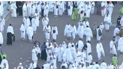 مشاهد من توافد ضيوف الرحمن لمشعر عرفات