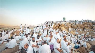 في قلب صعيد عرفات.. جبل الرحمة يتوسط المشهد شامخًا بروحانيته ومكانته في قلوب المسلمين