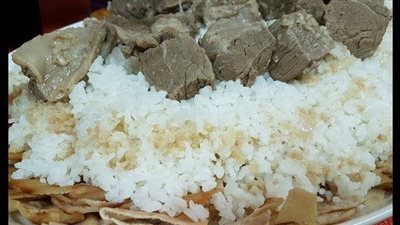 طبق العيد الرئيسي.. طريقة عمل الفتة المصرية بالخل والثوم 