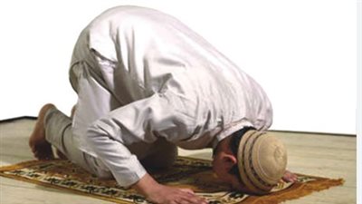 ما حكم من يصلي حينًا ويترك الصلاة أحيانًا أخرى بسبب الكسل؟