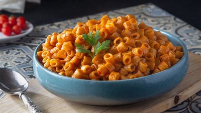 طريقة عمل مكرونة بالصلصة دون سلق