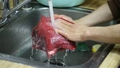 هل يجب غسل اللحوم قبل الطهي؟.. تحذيرات صحية في عيد الأضحى 