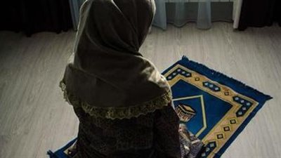 حكم صلاة المرأة بالبنطلون