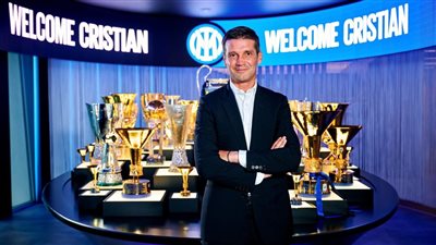 خليفة إنزاجي.. إنتر ميلان يعلن تعاقده مع المدرب الروماني كريستيان تشيفو