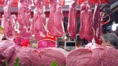 هل تقبل صلاة الجزار في ملابس ملطخة؟