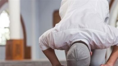 حكم الصلاة بملابس بها دماء وصحة وضوء من سال دمه