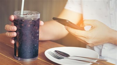 أضرار المشروبات الغازية.. لماذا يجب تقليلها؟