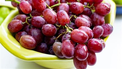 فوائد العنب الأحمر للنساء.. صيدلية طبيعية لصحة المرأة