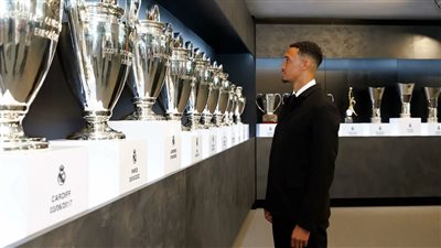 بالرقم 12.. ريال مدريد يقدم نجمه الجديد ترينت ألكسندر أرنولد (صور)