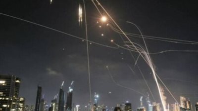 رشقة صاروخية خامسة من إيران تجاه إسرائيل وتفعيل صافرات الإنذار في النقب وبئر سبع.. لحظة بلحظة