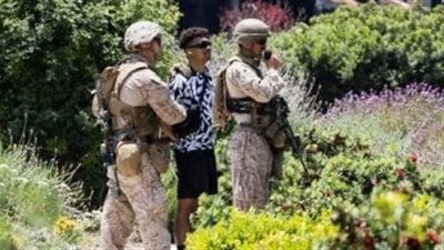 احتجاز أحد المدنين من قبل القوات البحرية الأمريكية في لوس أنجلوس 