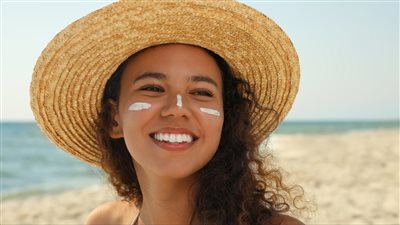 واقي الشمس الكيميائي مقابل واقي الشمس المعدني.. أيهما أفضل لكِ؟