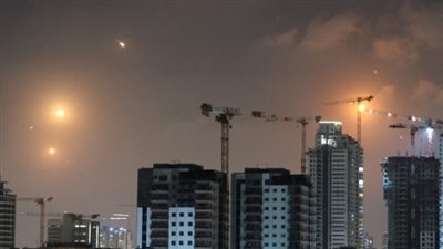  وسائل إعلام إسرائيلية: 12 إسرائيليا أصيبوا جراء إصابة مبنى في تل أبيب بصاروخ إيراني