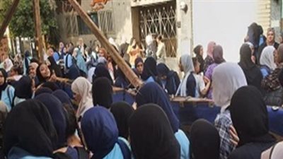 تفتيش طلاب الثانوية العامة 2025 قبل دخولهم اللجان للتأكد من عدم حيازة المحمول