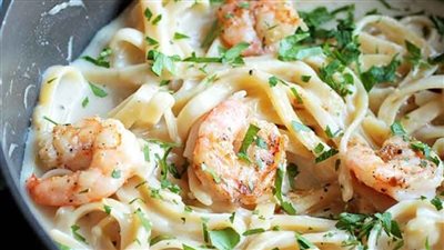 طريقة عمل مكرونة بشاميل بالجمبري.. وصفة متجددة لمائدة شهية 