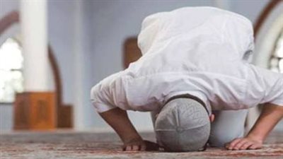 ما حكم صلاة المنفرد والجماعة قائمة؟