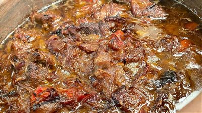 طاجن لحمة بالبصل المكرمل