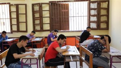 الطلاب يؤدون اختبار اللغة الثانية فى ثانى أيام امتحانات الثانوية 2025