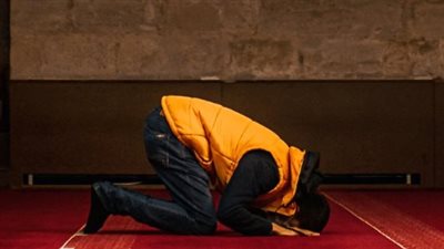 ما حكم وضع سترة أمام المصلي منفردًا؟