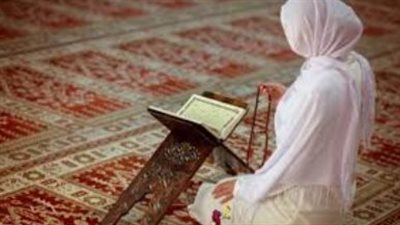 هل تبطل صلاة المرأة إذا رآها رجال؟