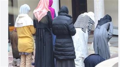 حكم صلاة المرأة في الأماكن العامة